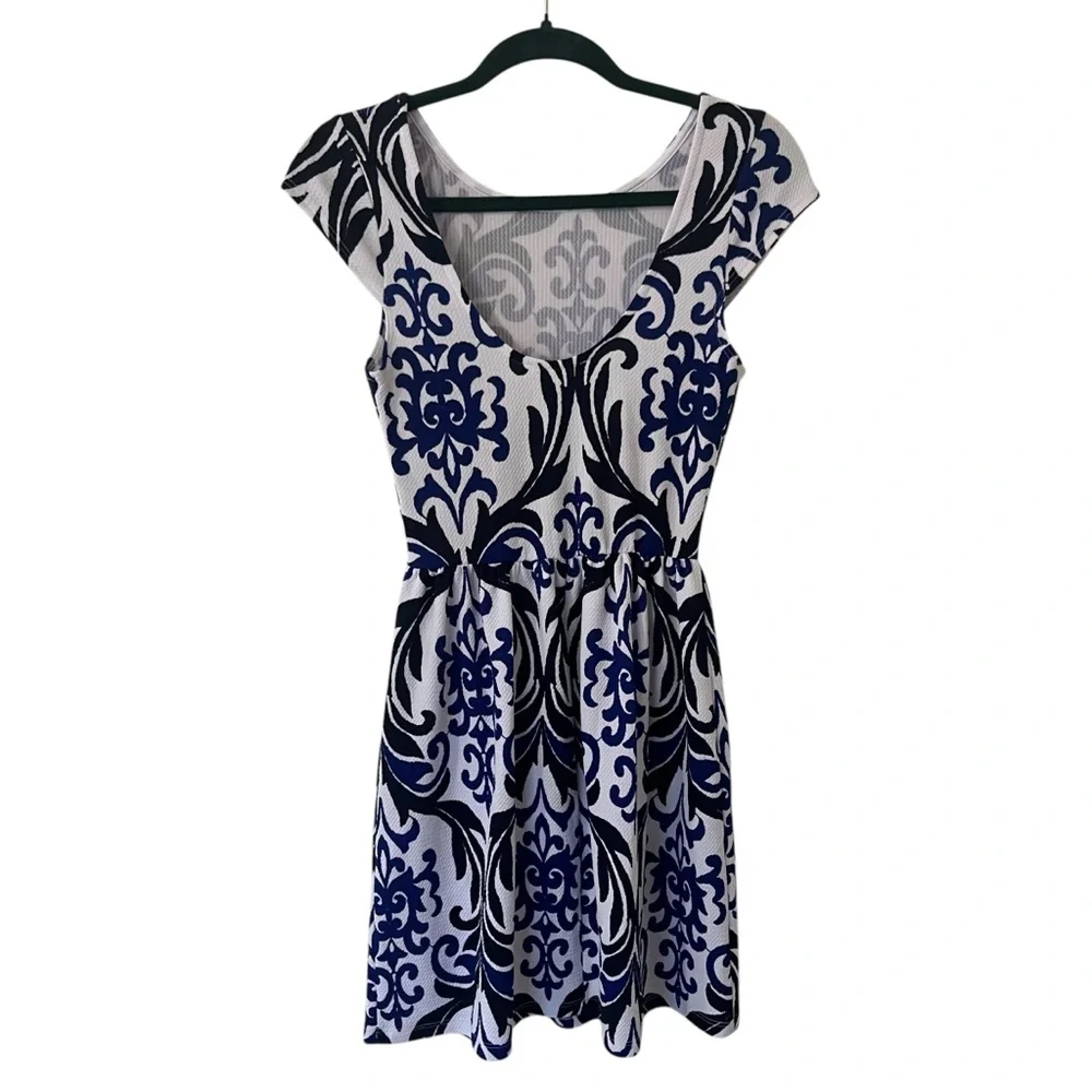 Everly damask printed skater dress blue and white stretch scoop back size small